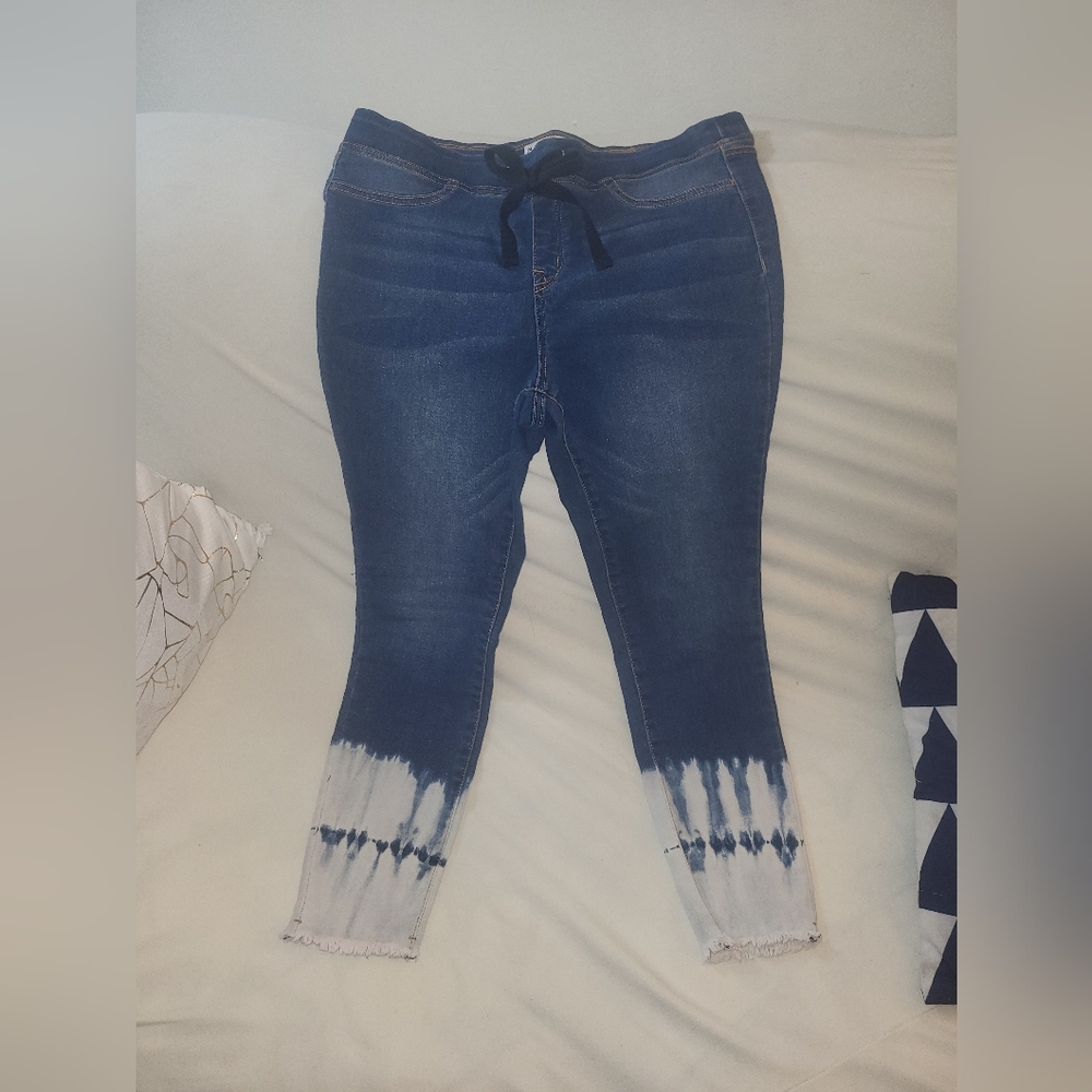 Black Daisy Blue and White Cropped Jeans. Cute And Stylish!